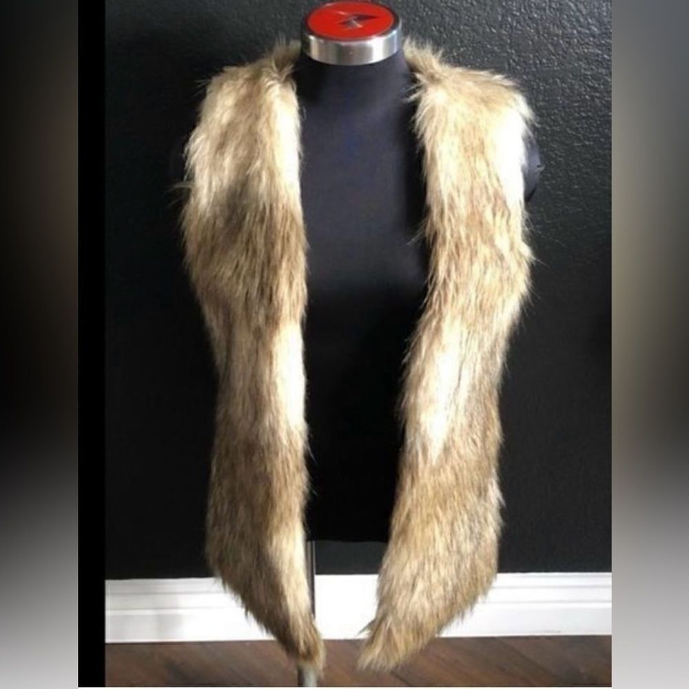 Me Jane Faux Fur Vest
Size Small